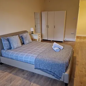 Homestay Affordable In Shared Flat, Bridge, London