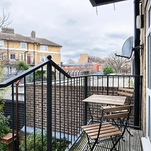 Apartment Chic 3 Bed Near Bridge With Balcony, London