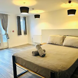 spacious-and-affordable-city-center-one-bedroom-flat.cardiffhotelswales.com/