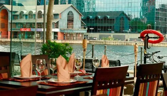 One Bed Luxury Apartment In Heart Of Canary Wharf, London E14